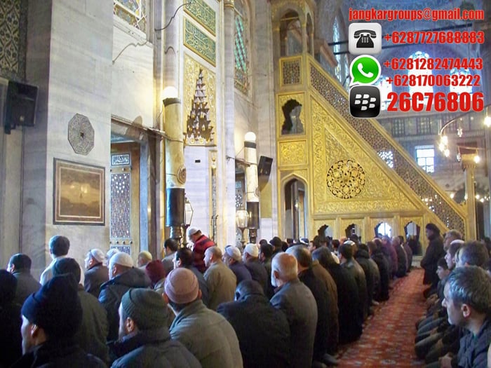 sholat di masjid biru