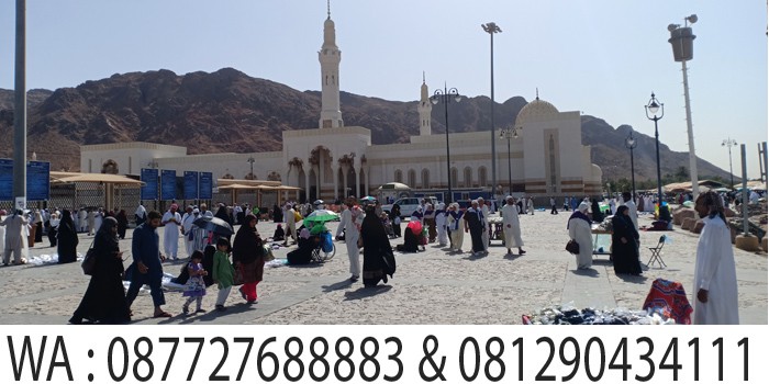 suasana pelataran masjid di jabal uhud madinah, city tour madinah safar