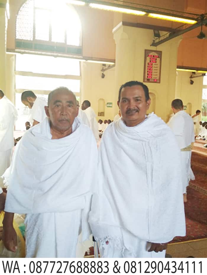 sholat di masjid bir ali